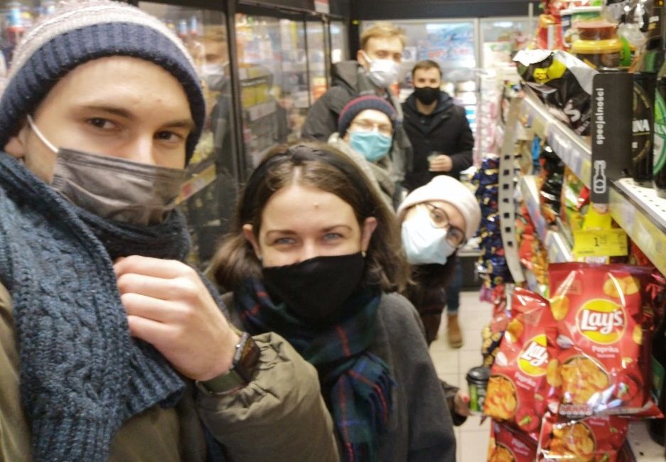 Na zdjęciu znajduje się nasze zespół, który jest w sklepie i sprawdza działanie aplikacji dla osób niewidomych i niedowidzących